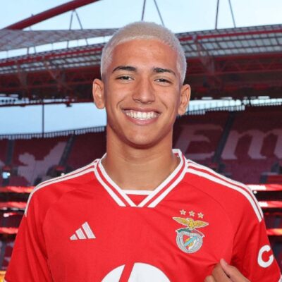 Avançado goleador assina contrato profissional com o Benfica